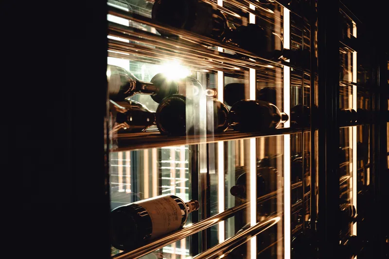 Backlit wine display and mirrored lines inside CE LA VI