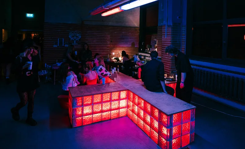 Luminous bar geometry and social context