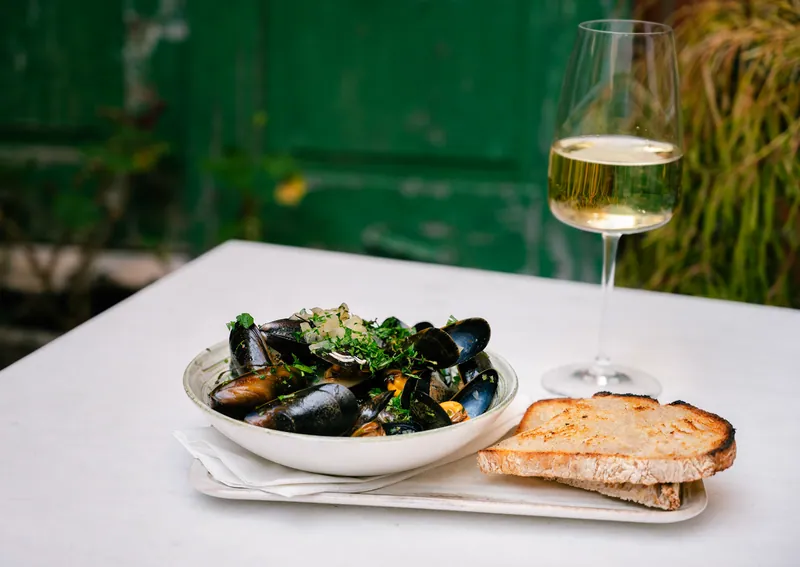 Mussels and a glass of white wine at Mare Fabris Osteria
