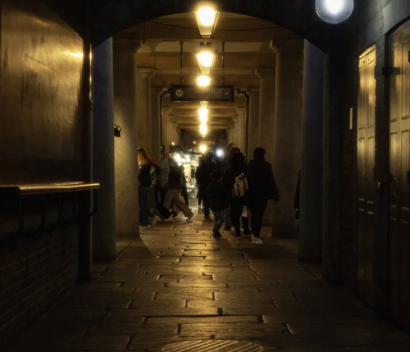 Receding figures and warm tunnel rhythm